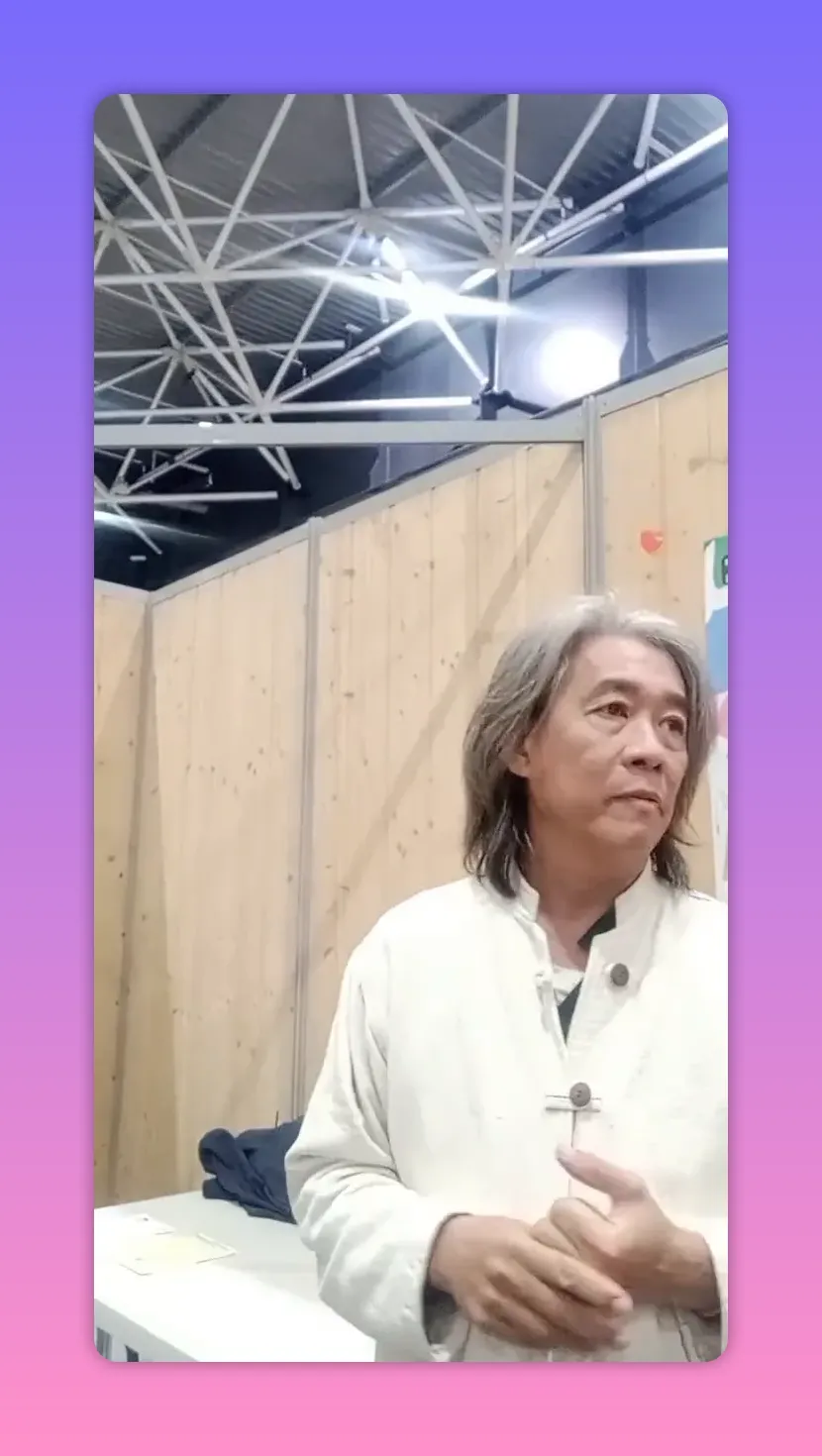 Portrait d'un intervenant au regard réfléchi, posture détendue et mains visibles