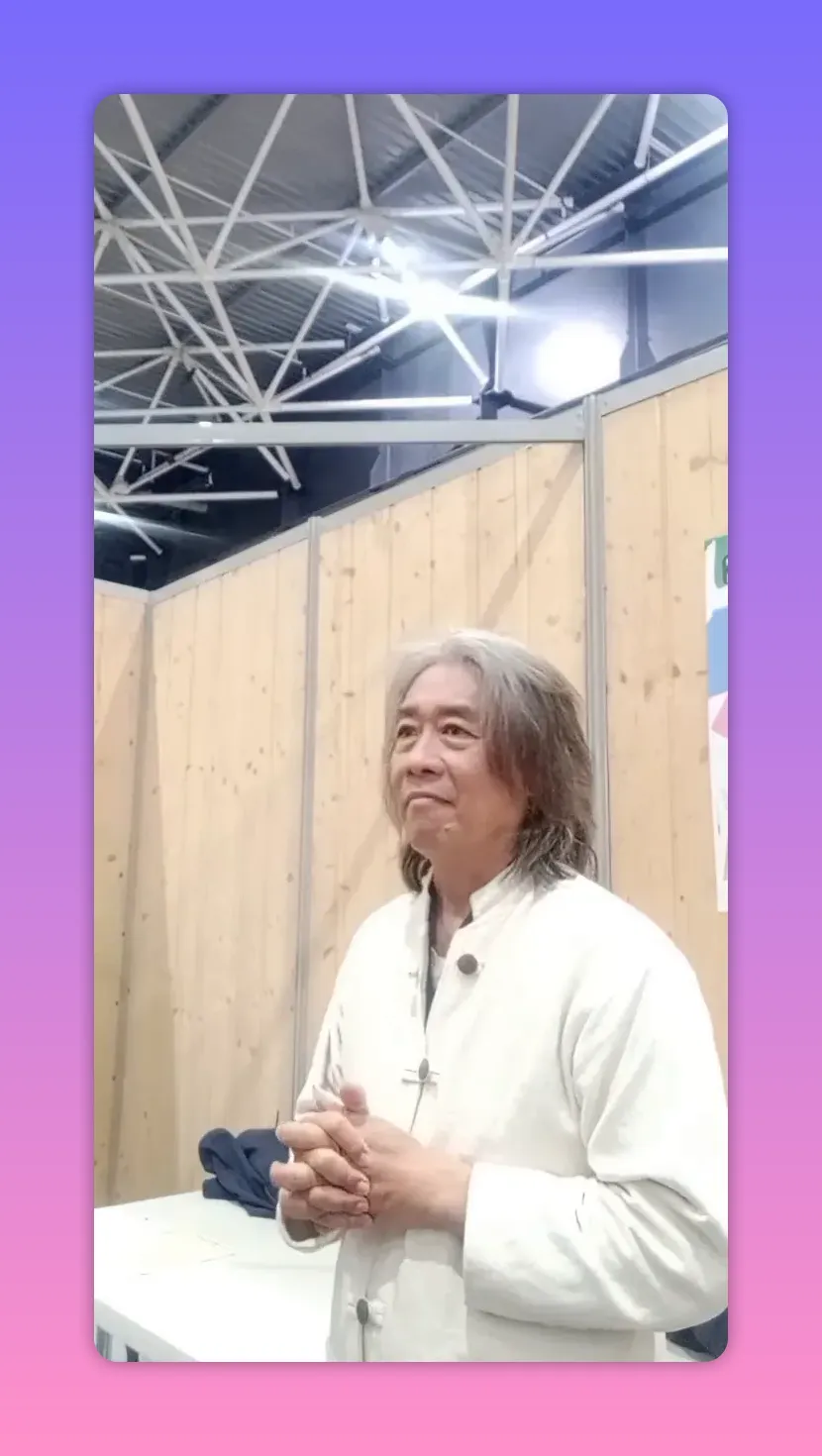 Homme souriant légèrement, mains jointes devant la poitrine, regard calme et posé.