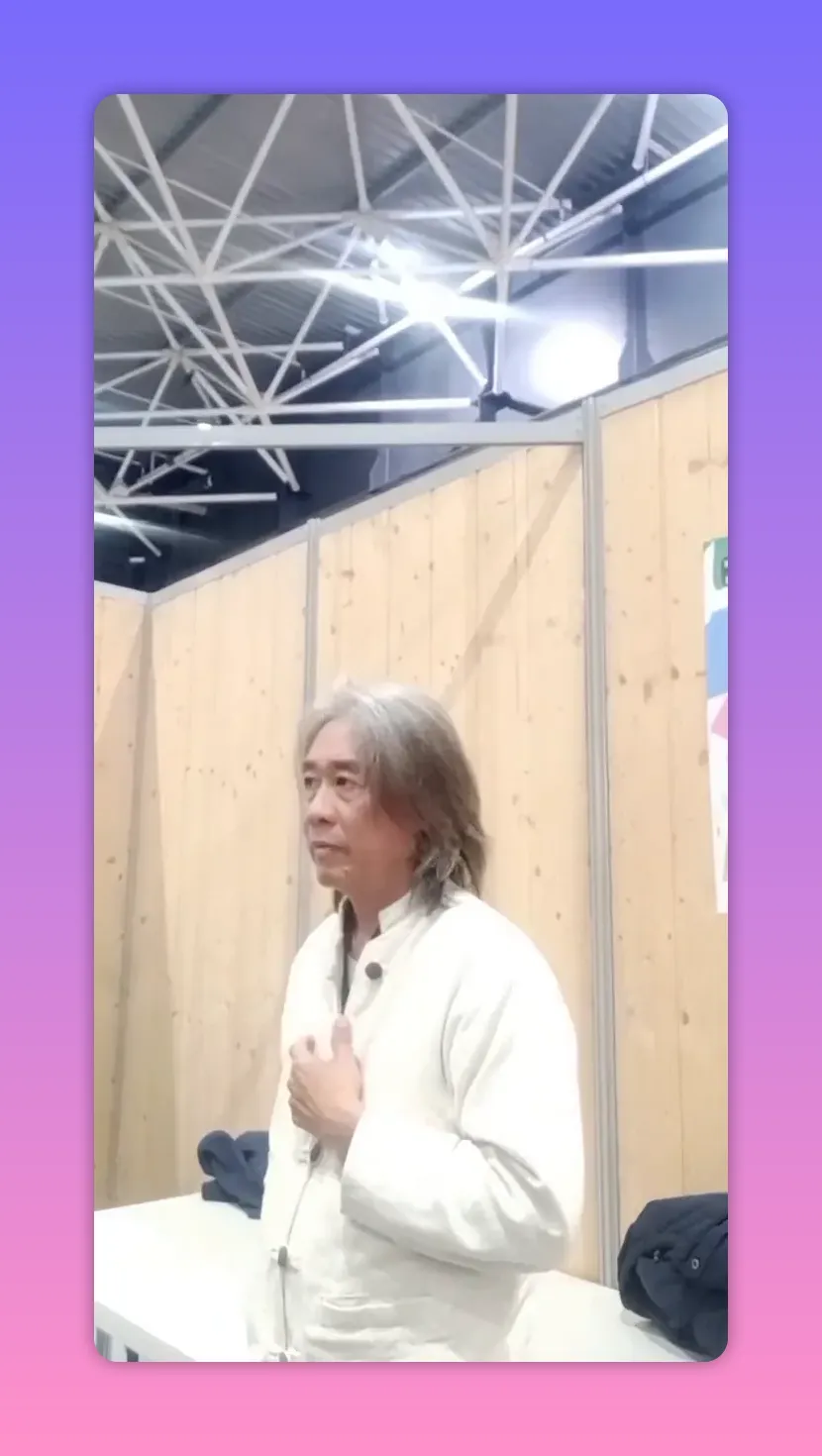 Intervenant tenant la poitrine, regard posé, illustrant l'effet de l'information sur le corps.