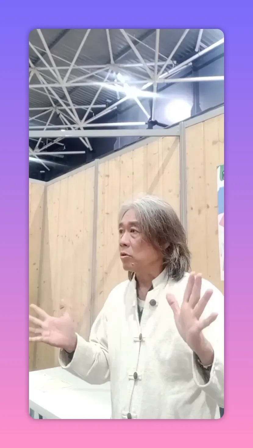 Intervenant debout montrant une posture ouverte avec les mains levées