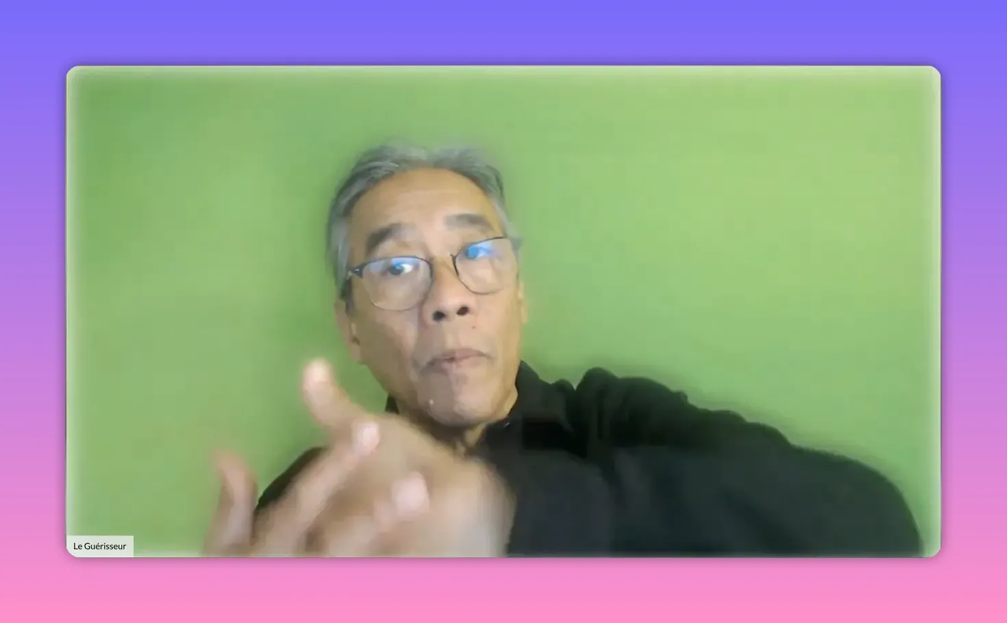 Praticien montrant un geste des mains vers le buste pour illustrer l'envoi d'énergie vers le foie