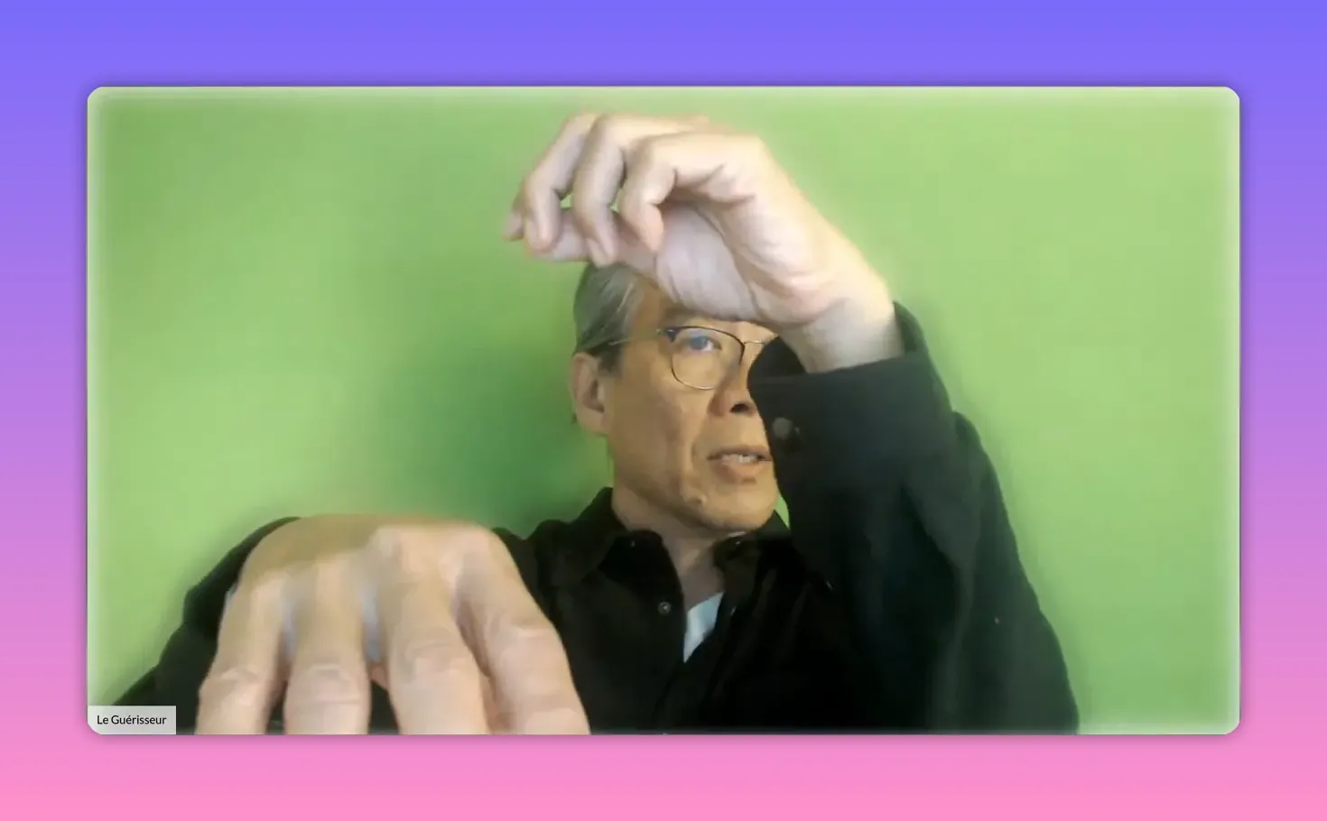 Praticien levant la main devant le buste en démonstration de l'élévation du bras