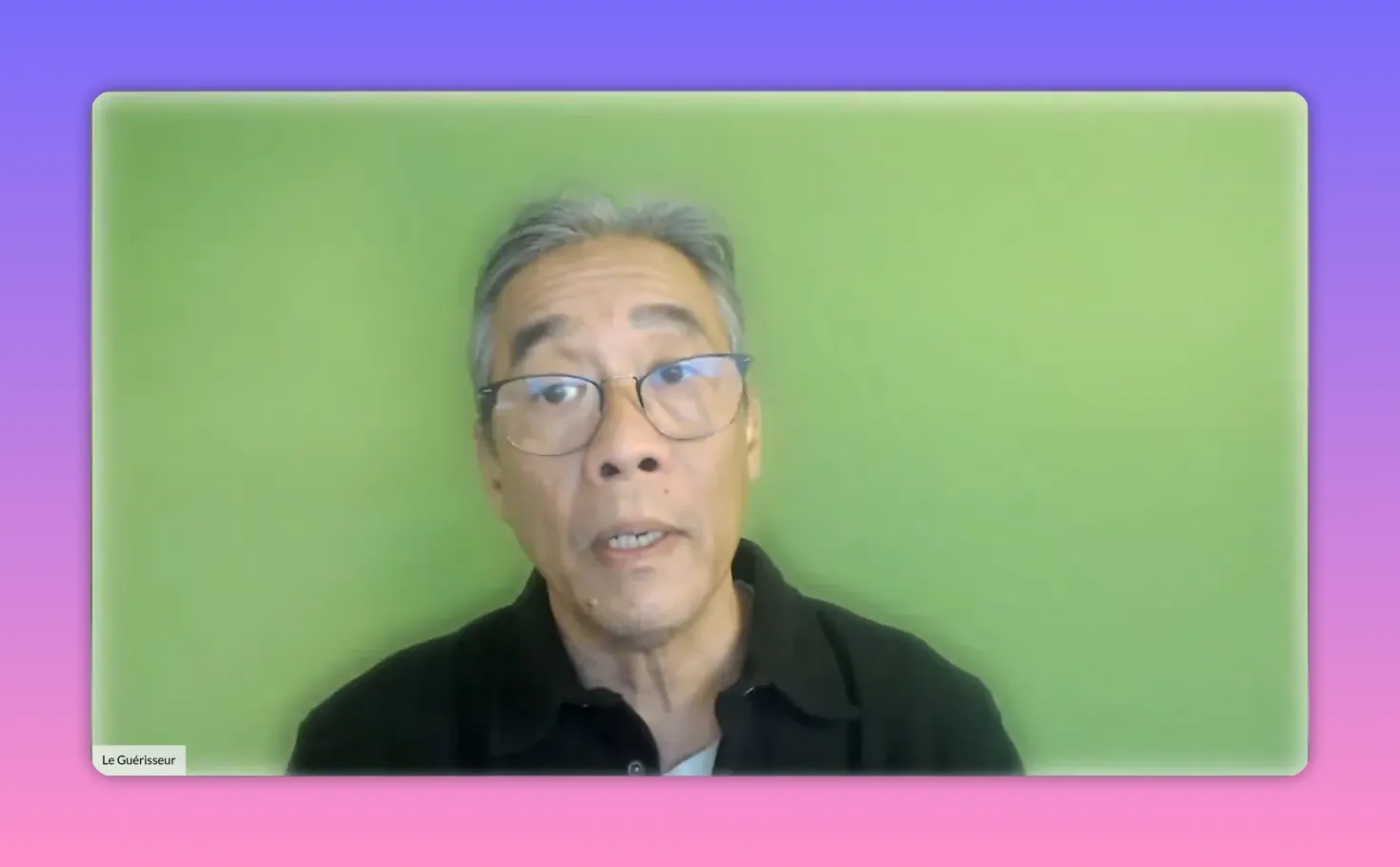 Enseignant attentif, regard latéral, posture réfléchie devant fond vert