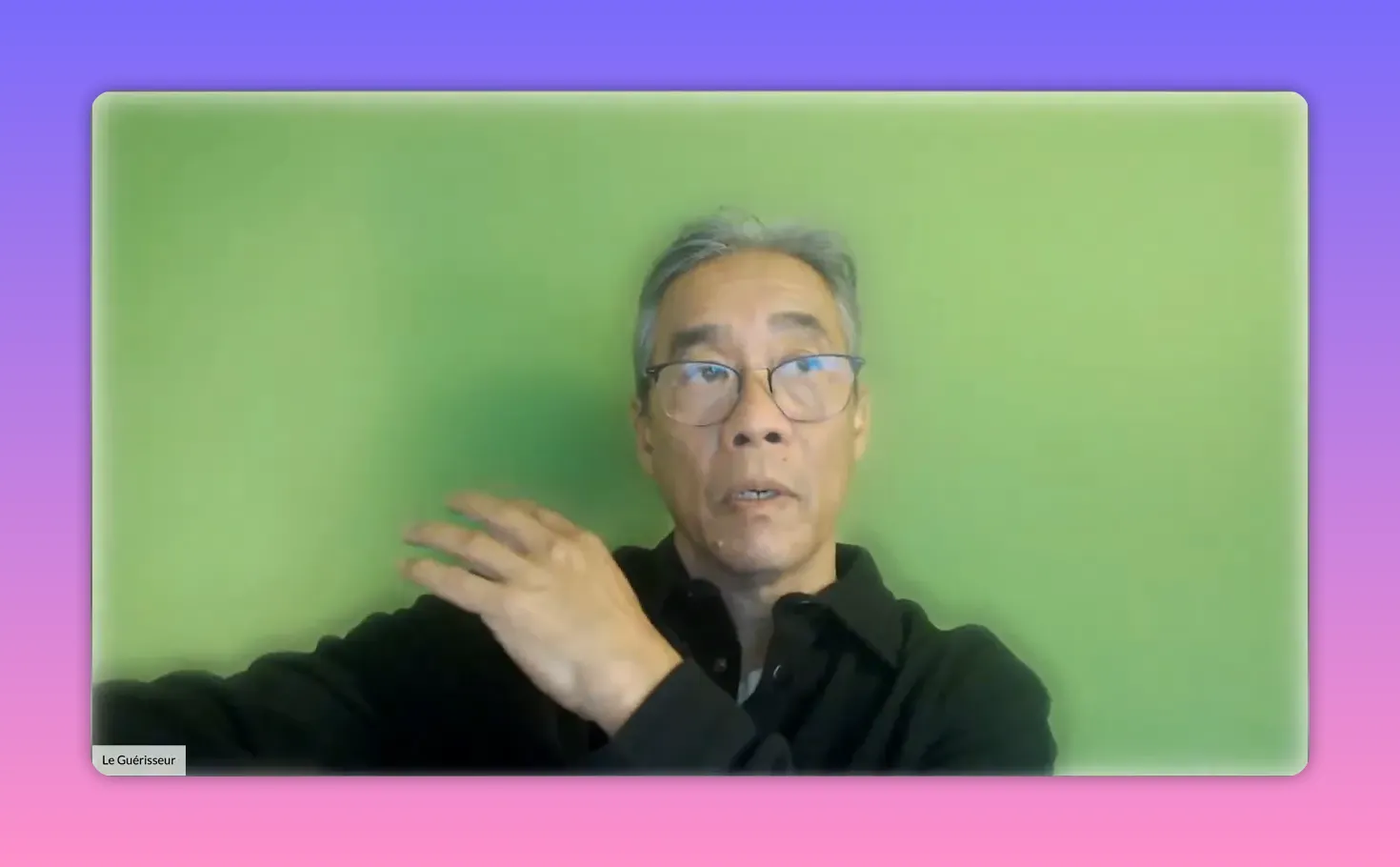 Praticien levant le bras, illustrant le mouvement du chi qui fait monter la main.