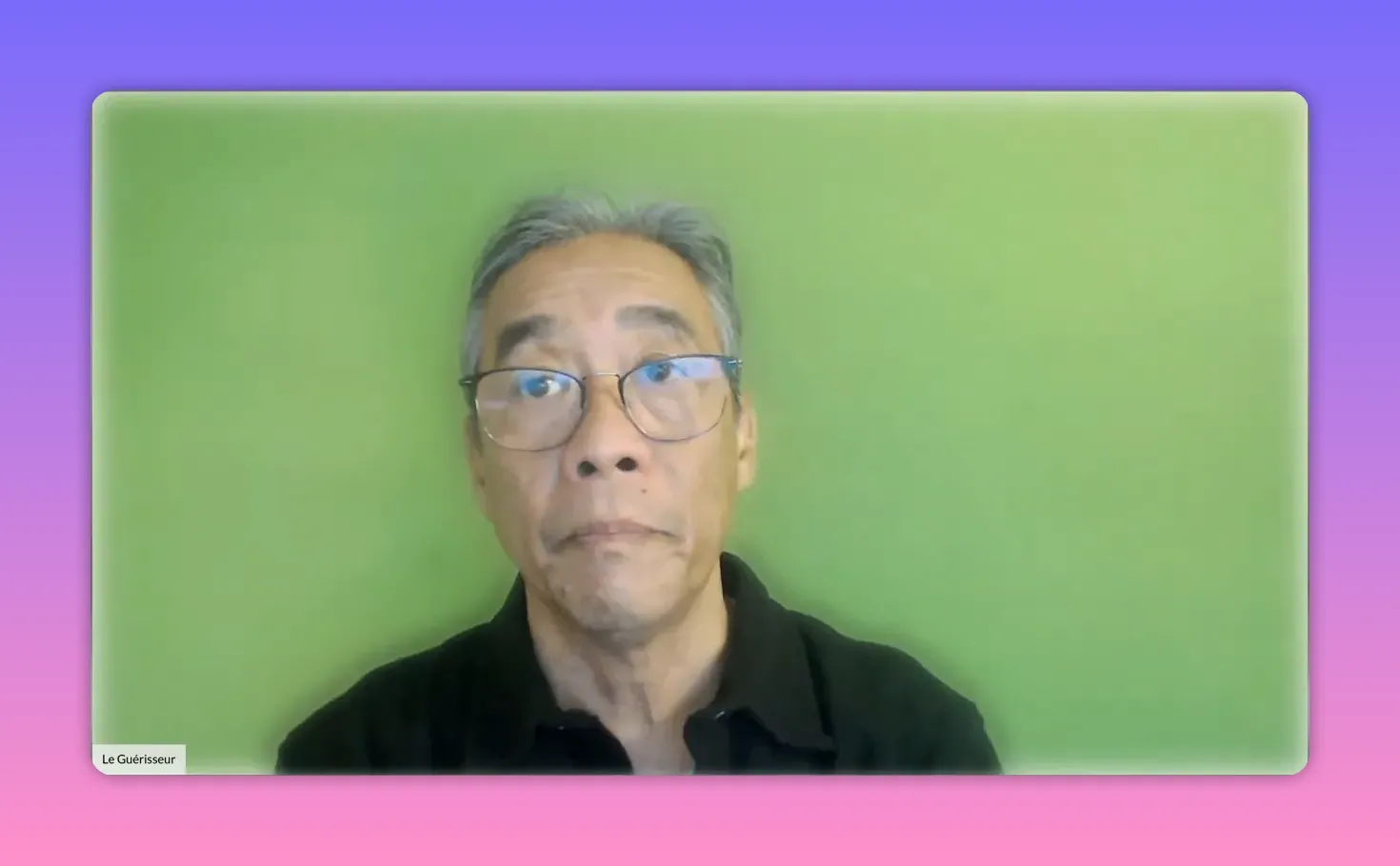 Instructeur en plan frontal, assis devant fond vert, posture calme et centrée