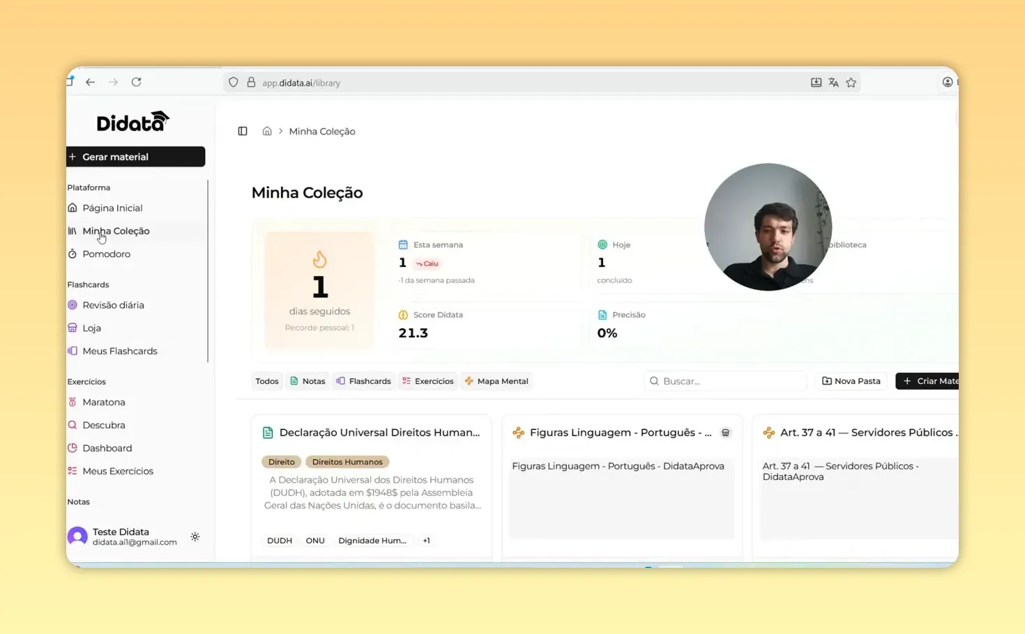Tela 'Minha Coleção' do Didata mostrando o título da página, barra lateral de navegação e cartões com mapas mentais; bolha de vídeo do apresentador.