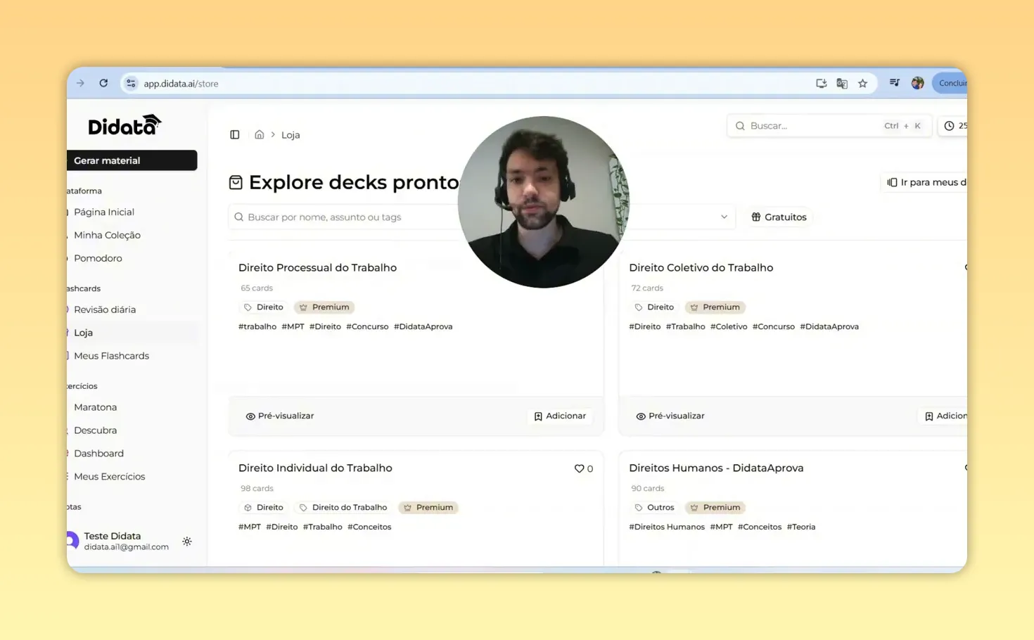 Página 'Explore decks prontos' mostrando cards de decks e uma sobreposição de vídeo do apresentador em tamanho moderado