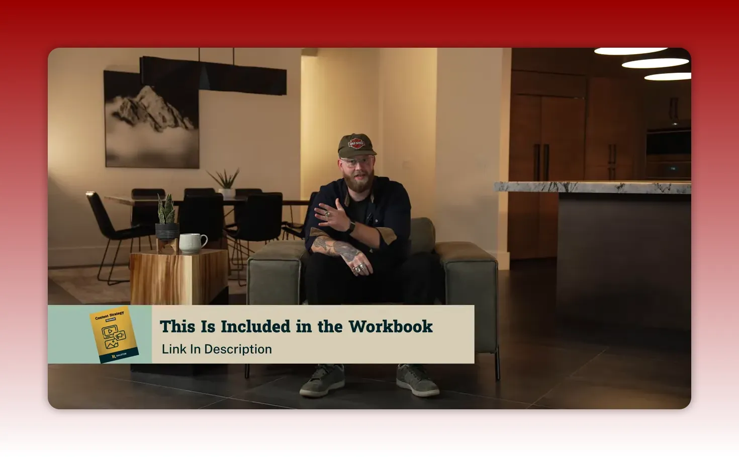 Presenter smiling and gesturing in a home-studio set, clear composition and high visual quality.