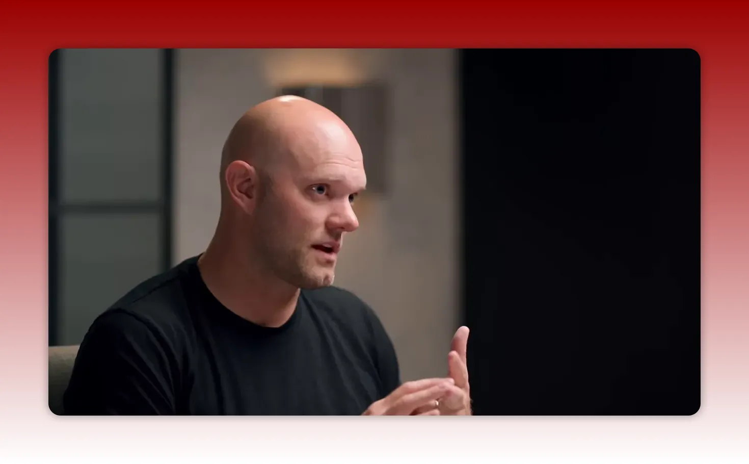 Presenter in a black t-shirt using fingers to enumerate steps while explaining habit blueprints