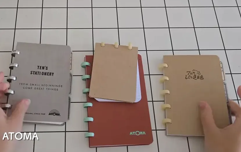 ATOMAノートのリフィルを抜き差ししている場面