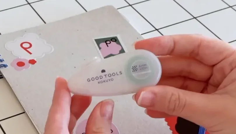 テーブル上に置かれたGOOD TOOLSのドットライナーと他のテープのり、紙にのりが付いている様子