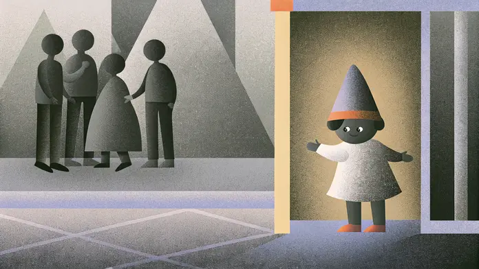Enfant avec un chapeau pointu isol&eacute; devant une porte face &agrave; un groupe d'adultes - conditionnements familiaux et blessures d'enfance &agrave; l'origine des sch&eacute;mas r&eacute;p&eacute;titifs