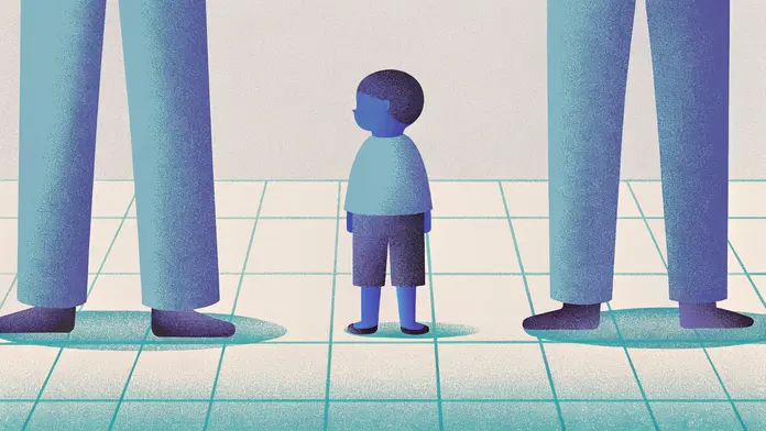 Enfant seul entre deux silhouettes d'adultes imposantes &mdash; illustration du trauma de d&eacute;veloppement et de la blessure d'enfance