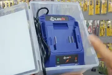 Cận cảnh màu nhựa và thiết kế cục sạc Leo