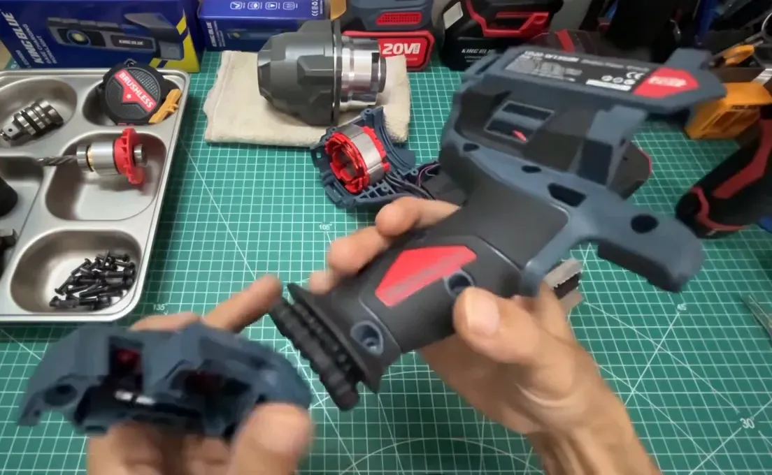 Cơ chế kẹp pin giảm rung và lớp đệm cao su ở vị trí pin