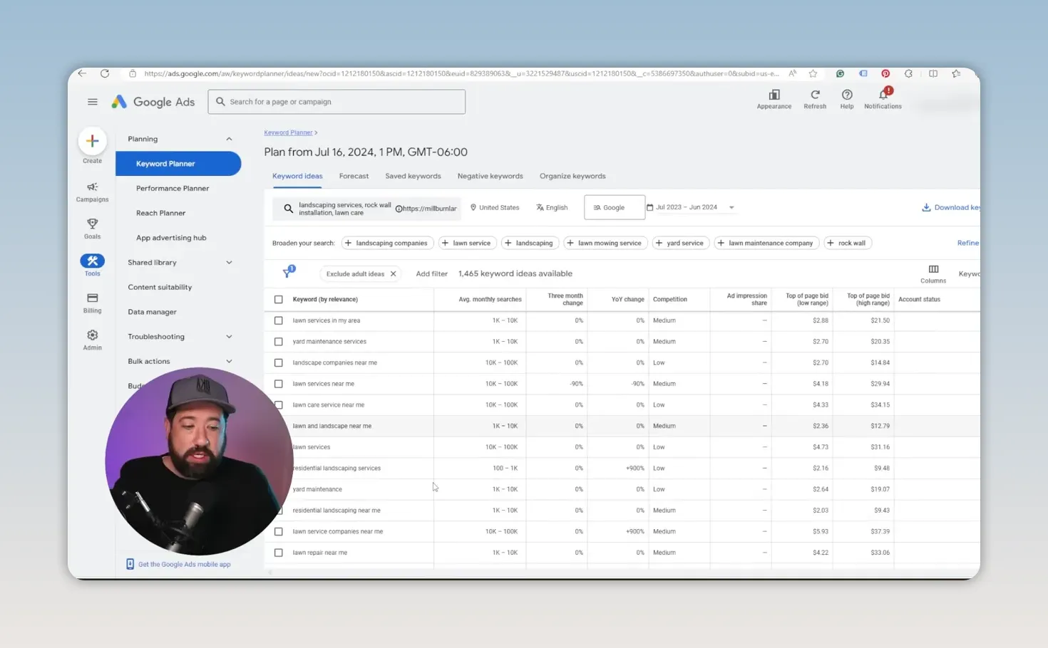 Danh sách ý tưởng từ khóa trong Google Keyword Planner với cột lượng tìm kiếm, biến động và cạnh tranh