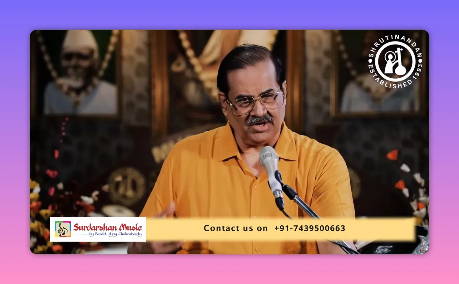 ਇੱਕ ਮਾਈਕ੍ਰੋਫੋਨ 'ਤੇ ਵੋਕਲ ਅਧਿਆਪਕ ਅੱਧ-ਇਸ਼ਾਰਾ, ਕਿਸੇ ਪਾਠ ਦੌਰਾਨ ਵਾਕਾਂਸ਼ ਅਤੇ ਸਜਾਵਟ ਦਾ ਪ੍ਰਦਰਸ਼ਨ ਕਰਦੇ ਹੋਏ