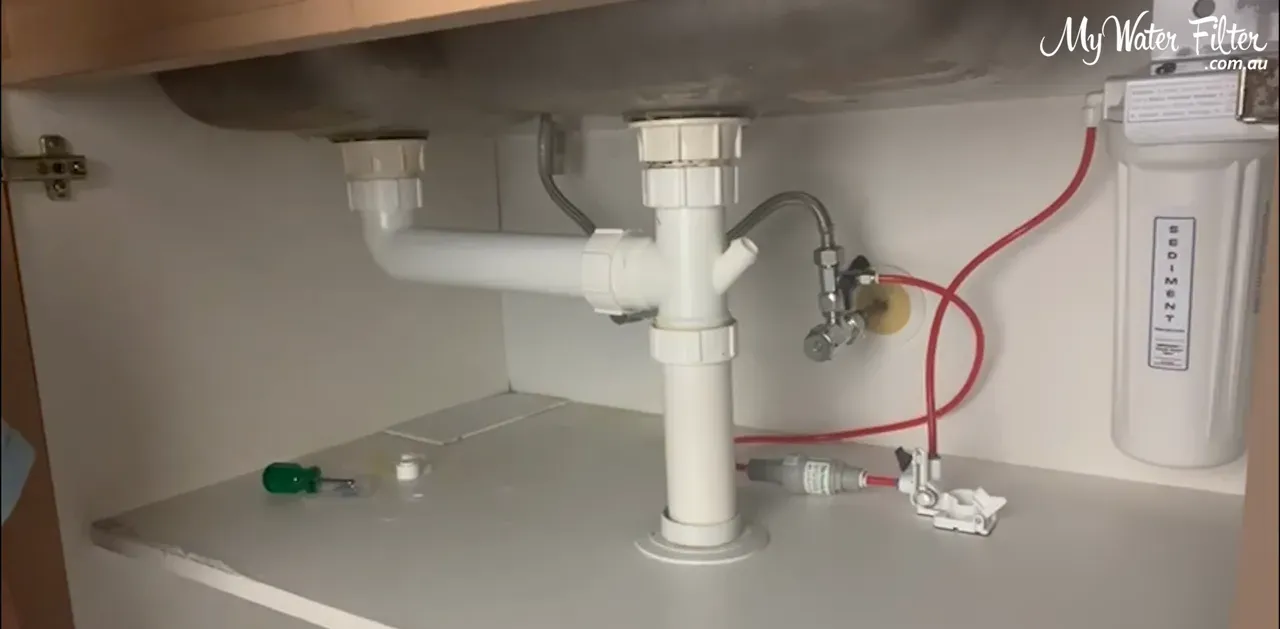 T-piece connected with hoses running to pressure valve and leak detector