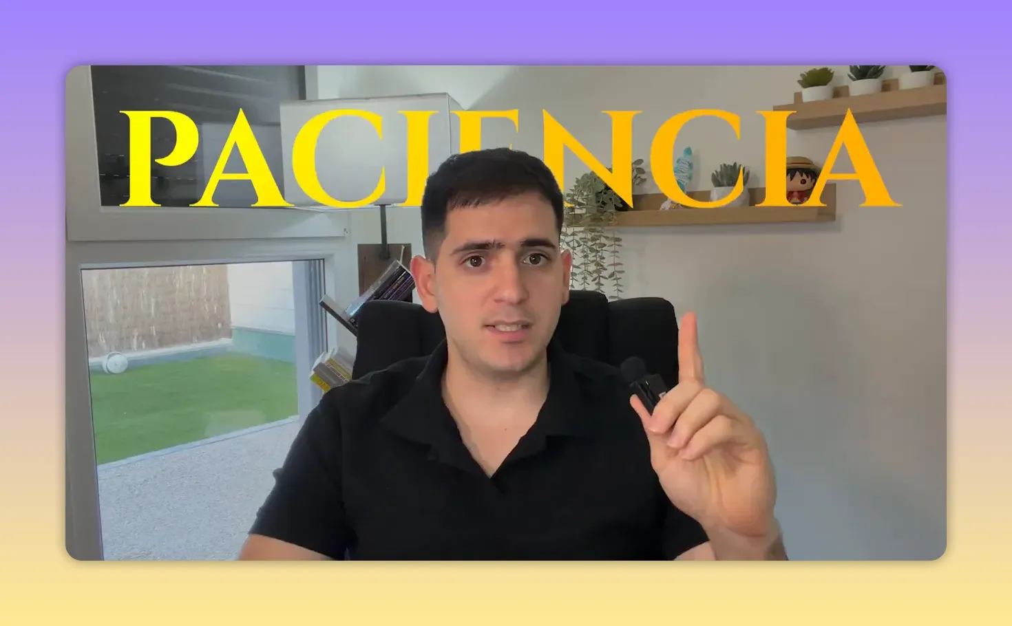Presentador con la palabra paciencia en grande sobre la imagen