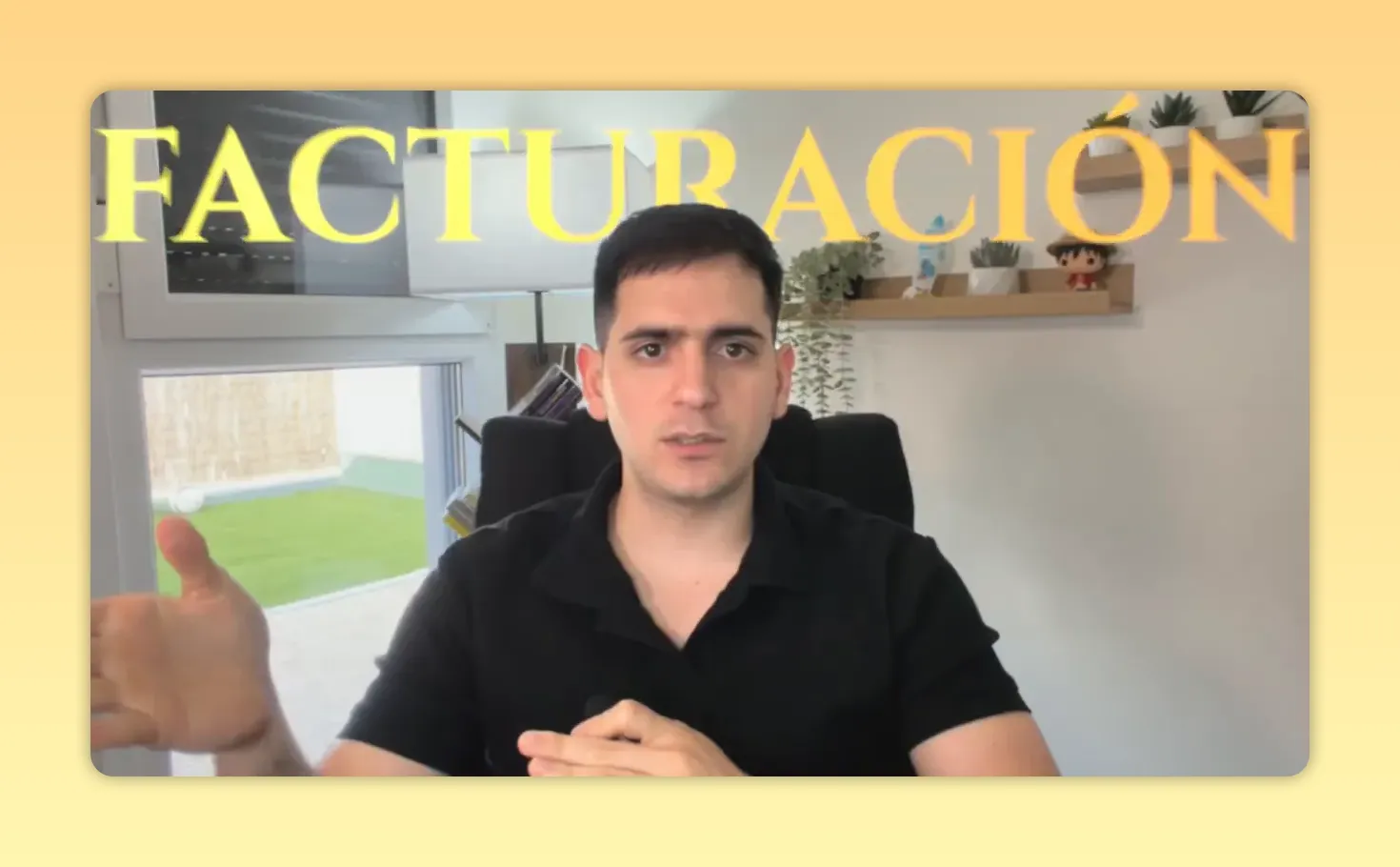 Presentador con la palabra facturación en grande sobre la imagen