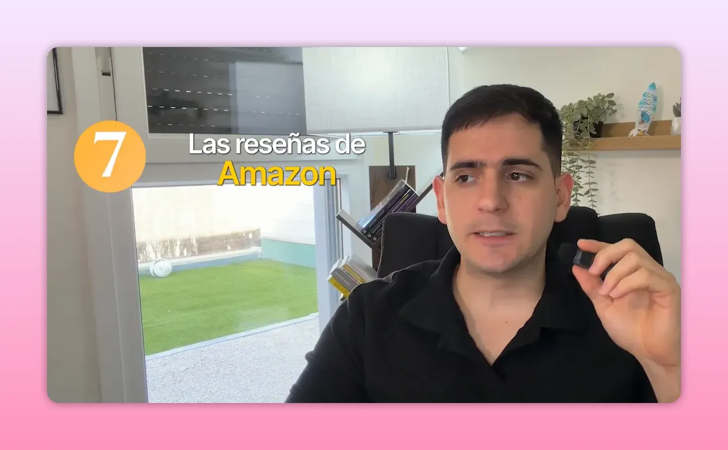 Presentador con rótulo en pantalla que dice las reseñas de Amazon