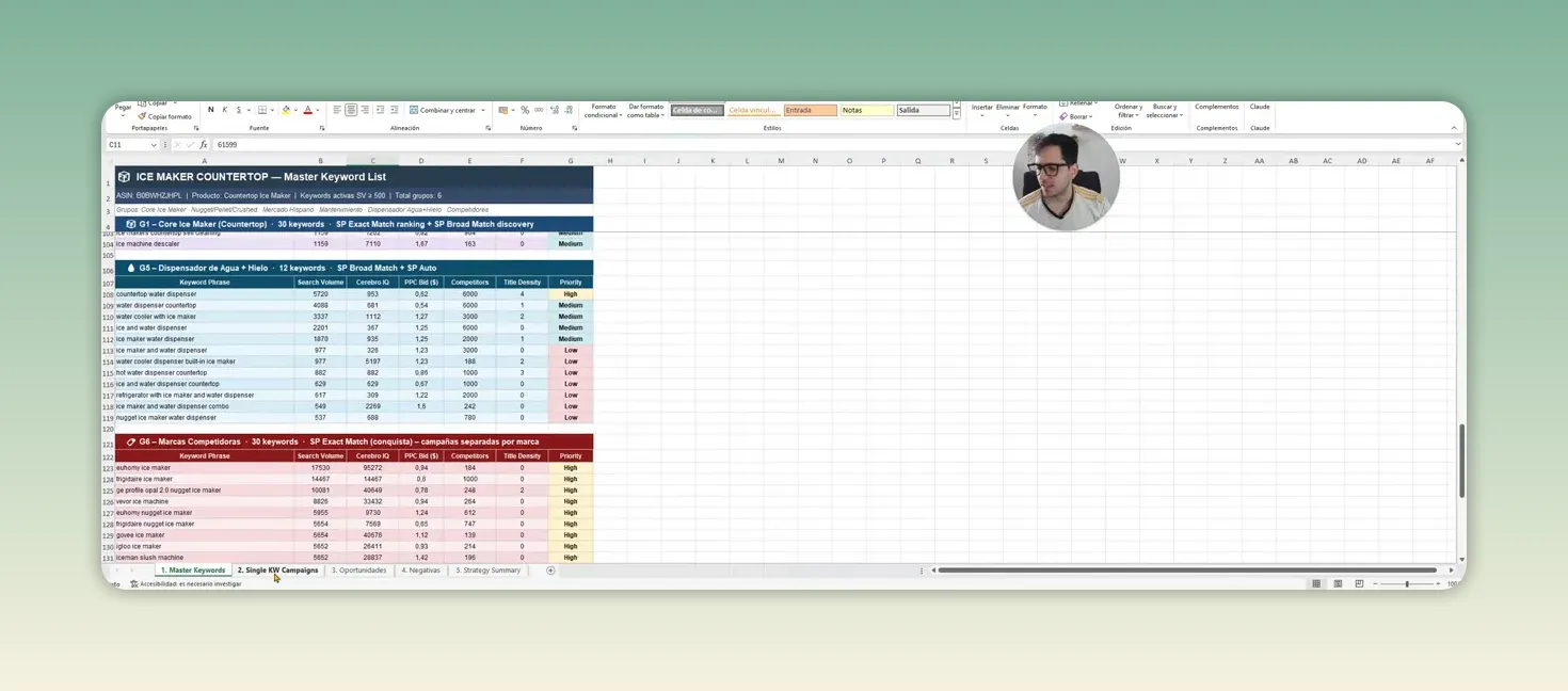 Hoja de Excel en color verde con una tabla de keywords organizadas por volumen y métricas