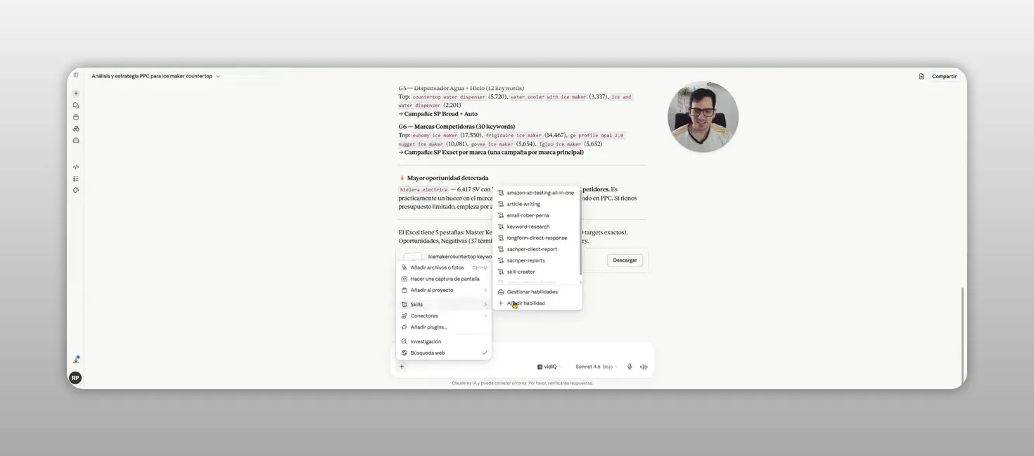 Interfaz de Claude con un menú desplegable de skills y opciones visibles junto a la conversación