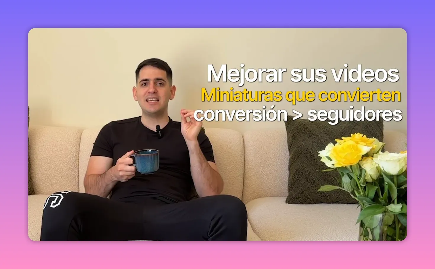 Presentador en sofá con texto en pantalla sobre mejorar videos, miniaturas que convierten y crear con intención