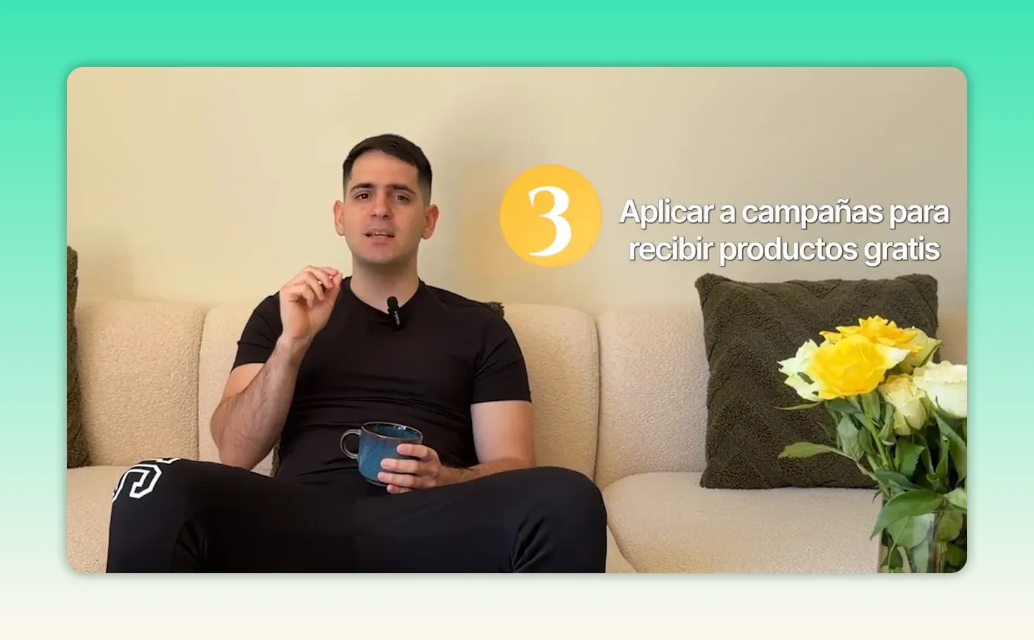 Presentador en sofá con texto en pantalla sobre aplicar a campañas para recibir productos gratis y número tres