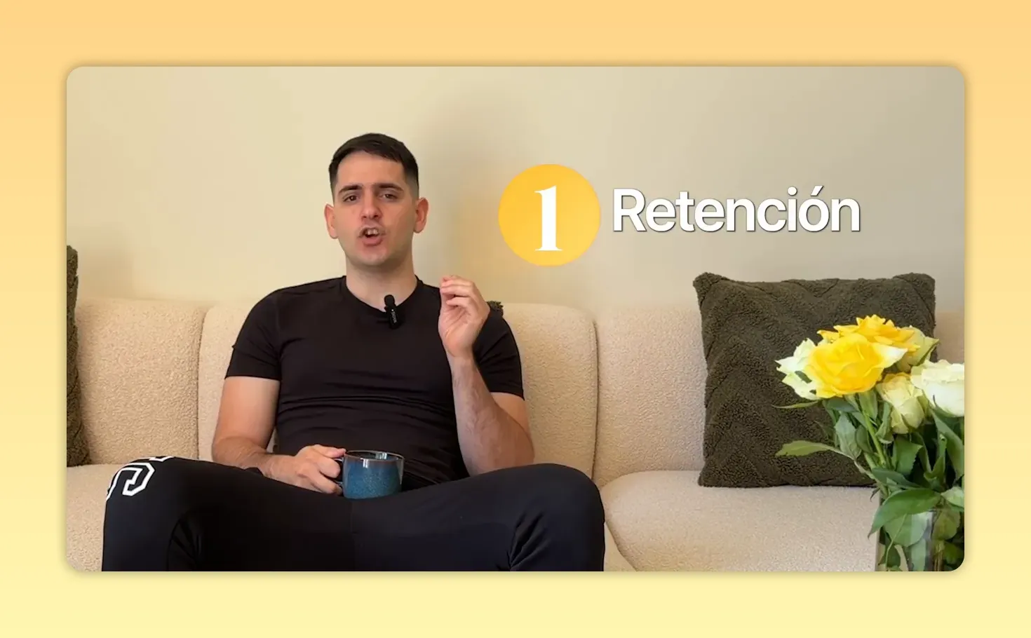 Presentador sentado en un sofá con el texto Retención y un número uno en pantalla