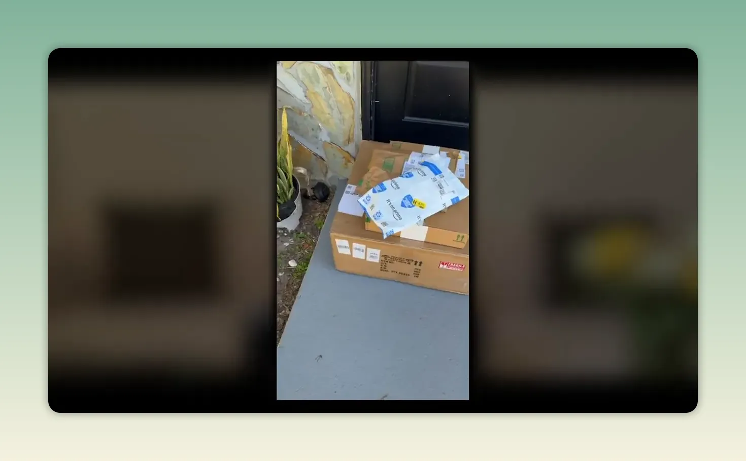 Paquetes y sobres colocados sobre una caja grande en la entrada de una casa