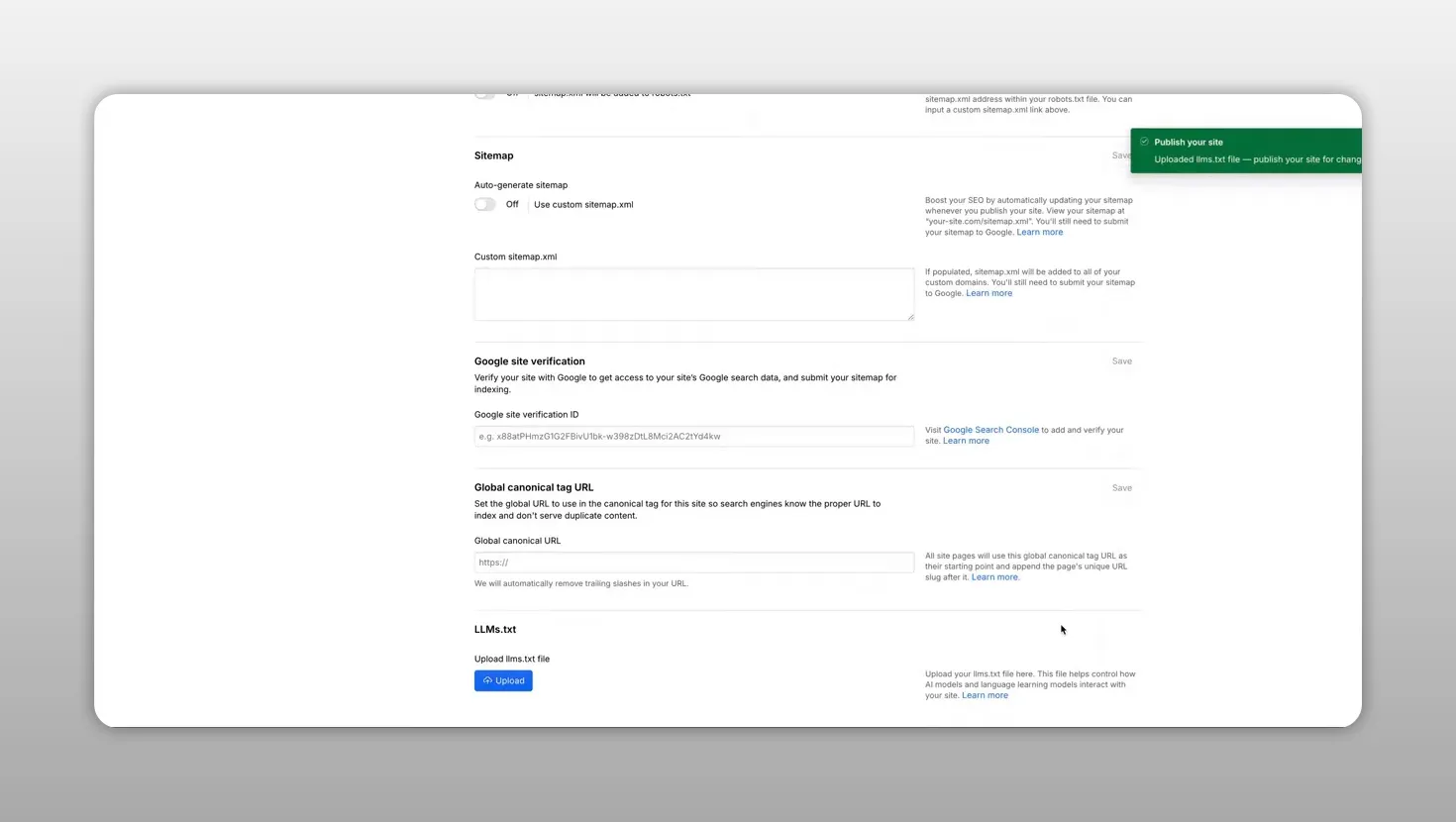 Trang cài đặt SEO trong Webflow hiển thị khu vực tải tệp llms.txt