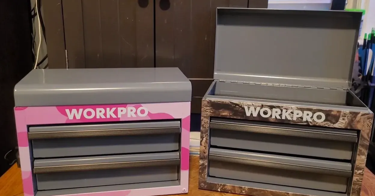 Hai tủ đồ nghề Workpro đặt cạnh nhau, phiên bản pink camo bên trái và camo bên phải với nắp trên mở