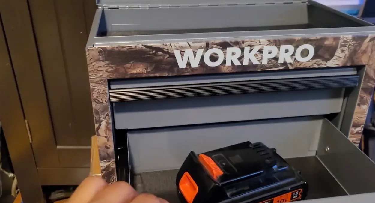 Viên pin được đặt trong ngăn kéo tủ Workpro để minh hoạ chiều sâu và khoảng cách tới nắp