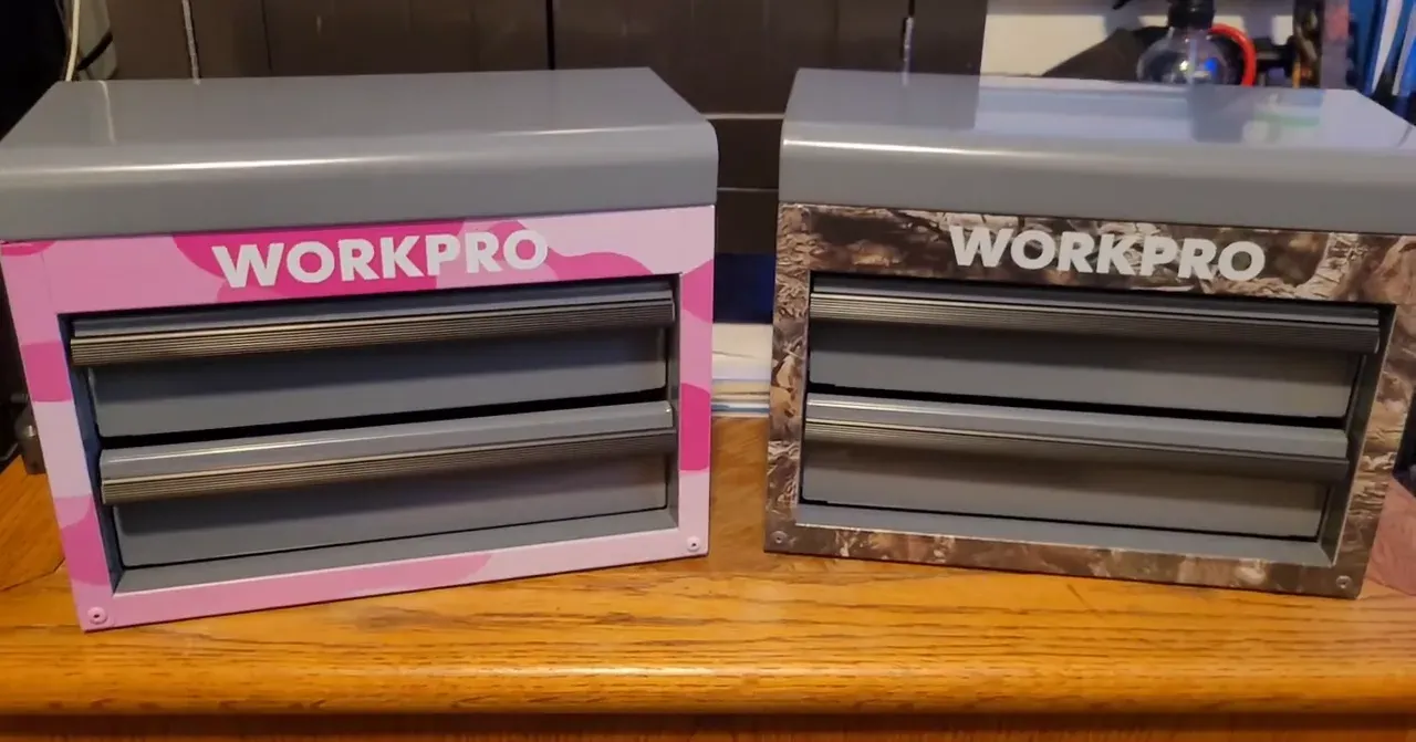 Hai tủ đồ nghề Workpro đặt cạnh nhau: phiên bản pink camo và phiên bản camo truyền thống