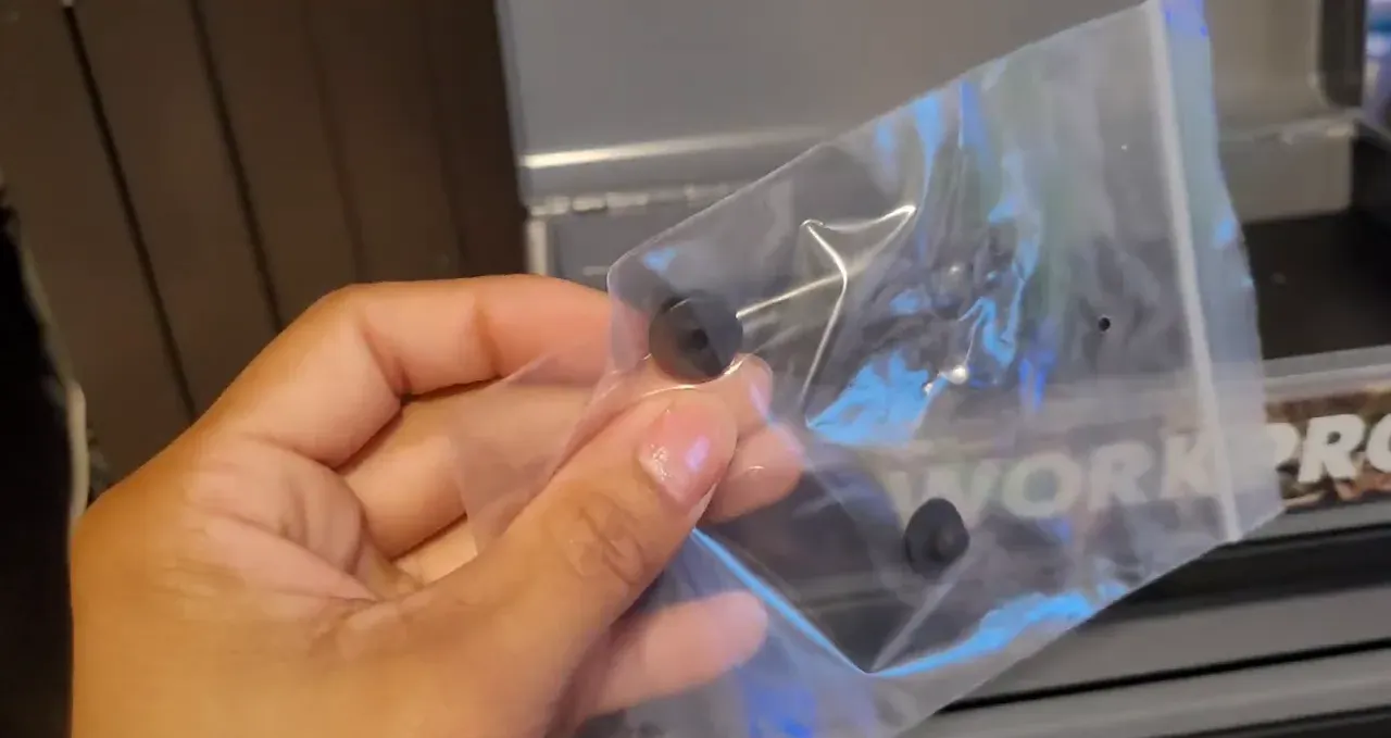 Miếng cao su đệm kèm theo Workpro trong túi nylon, cận cảnh