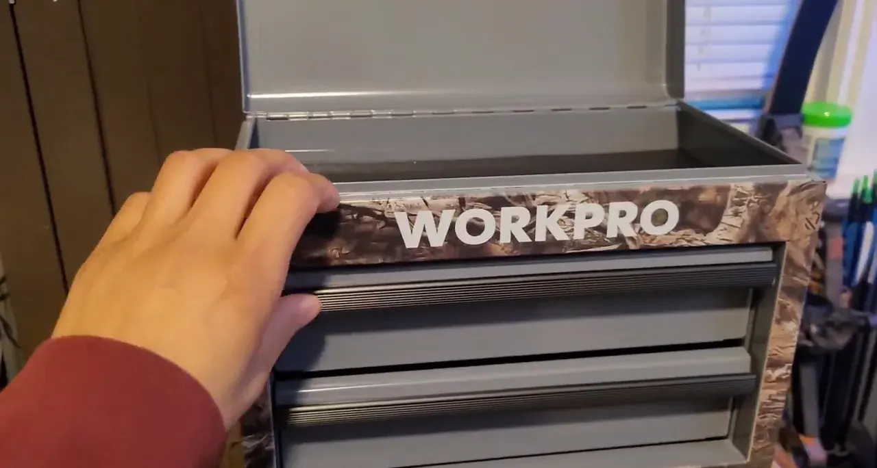 Tủ đồ nghề Workpro mini nắp trên mở, nhìn thấy khoang trên và hai ngăn kéo, tay đặt lên viền