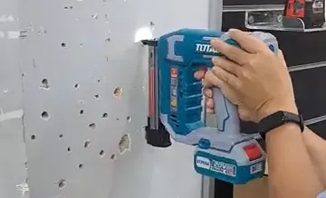 Thử bắn đinh lên tường bằng máy Total TCSTLI3805