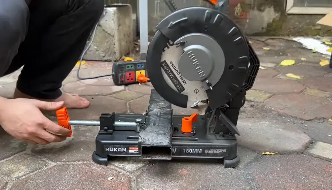 Góc thấp máy Hucan MCS1800 hiển thị đế, ký hiệu 180MM và khe kẹp