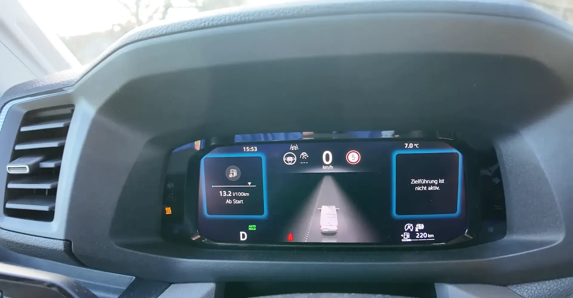 Digitales Cockpit und drehbarer Schalthebel im Grand California 2025