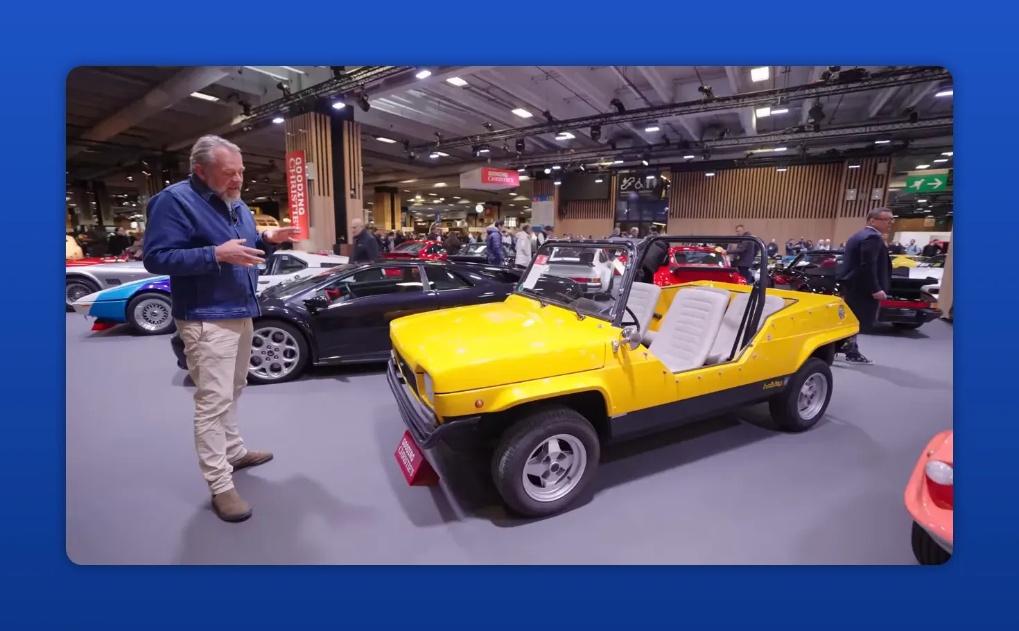 Gele one-off beach buggy op Retromobile beursvloer met bezoekers