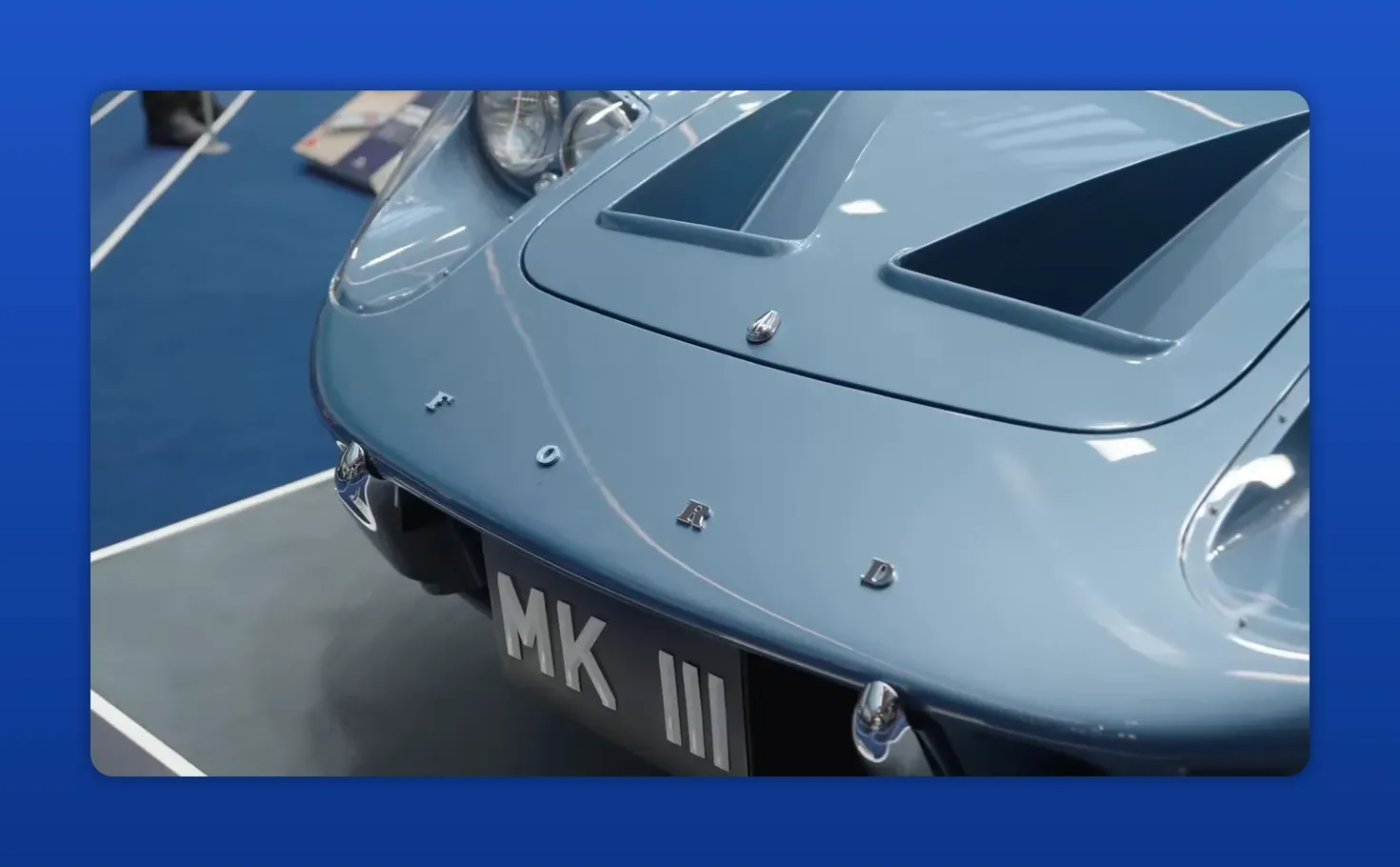 Close-up van voorzijde van Ford GT40 MK III met FORD-badge