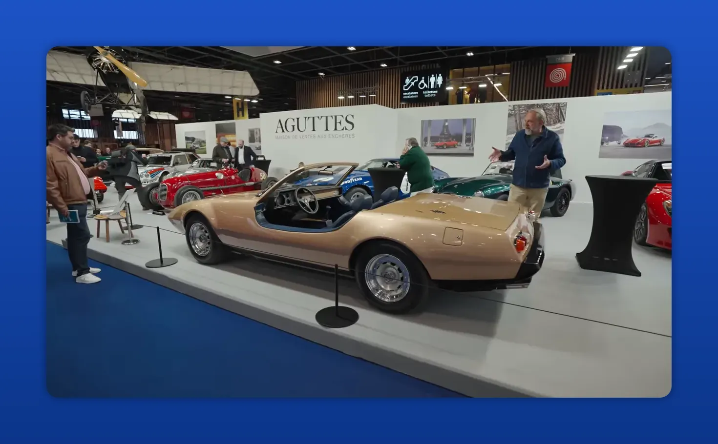 Zijaanzicht van een unieke open-top 'beach car' op de Aguttes-stand tijdens Retromobile 2026