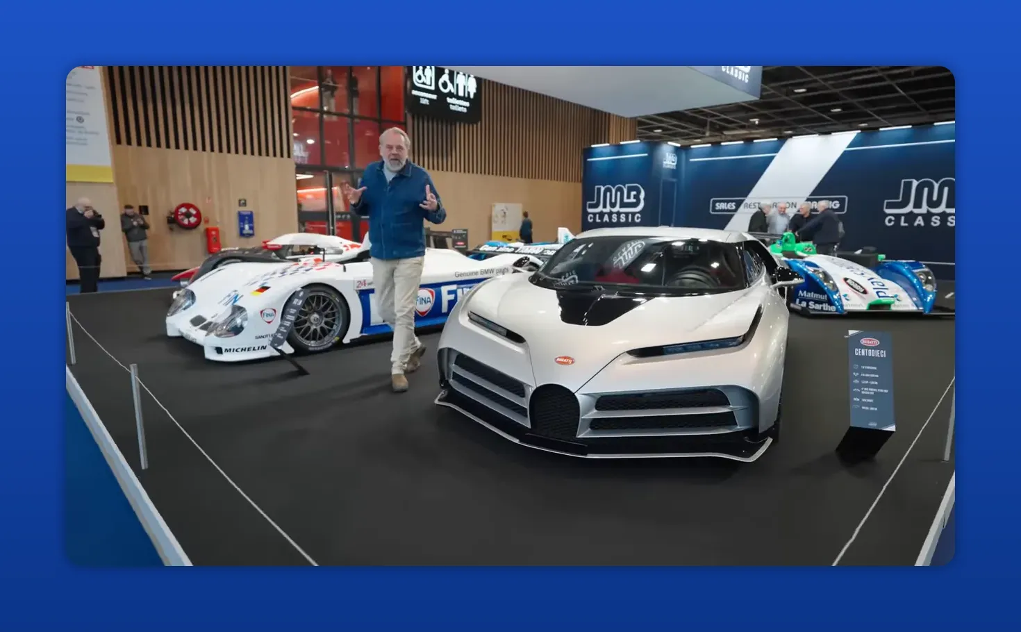 Bugatti Centodieci vooraan op een exhibitiestand met racewagen op Retromobile 2026