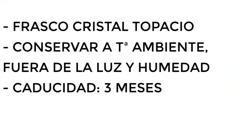 Diapositiva legible con indicaciones de envasado y conservación: frasco cristal topacio, conservar a temperatura ambiente, fuera de la luz y humedad, caducidad 3 meses; presentador a la izquierda.