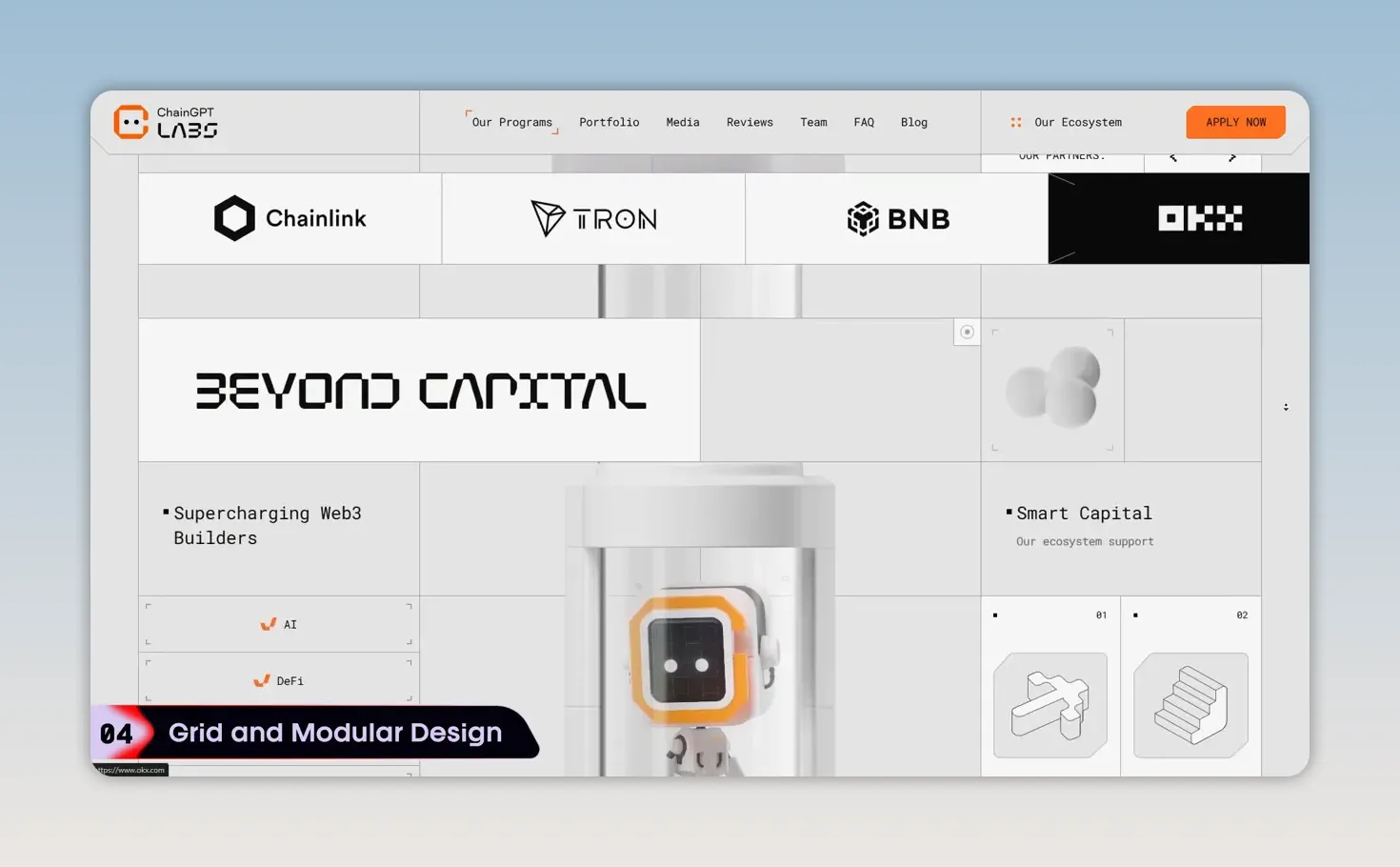Trang web sử dụng hệ lưới với sản phẩm trung tâm và các thẻ nội dung xung quanh