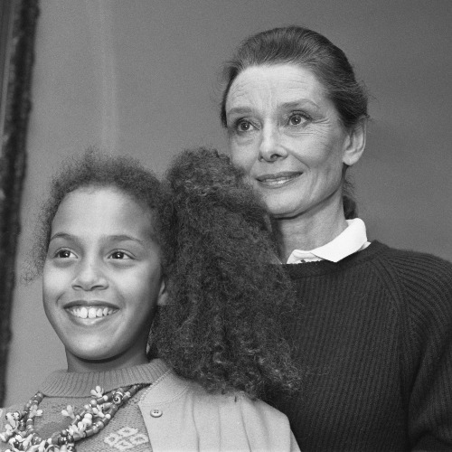 File:Audrey Hepburn in Nederland ter gelegenheid van de Danny Kaye Award,  samen met, Bestanddeelnr 934-5055 (cropped).jpg - Wikimedia Commons