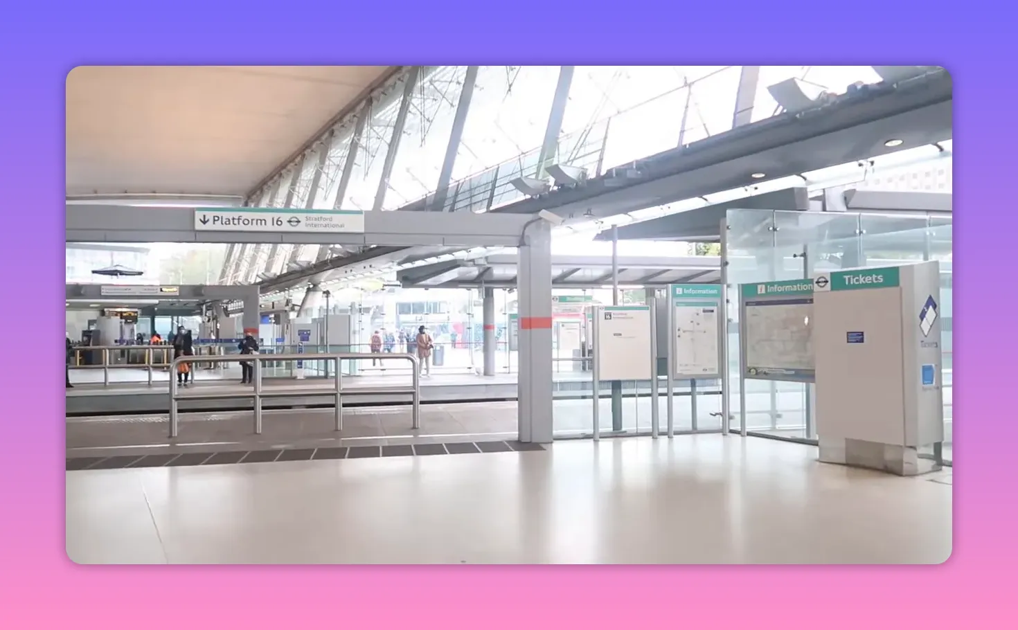 Londra tren istasyonunda Platform 16 ve Stratford y&ouml;n tabelaları