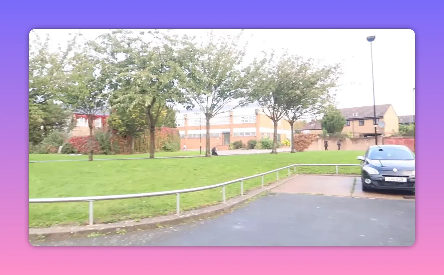 Londra&rsquo;da yeşil park alanı ve okul/kurumsal bina &ccedil;evresi