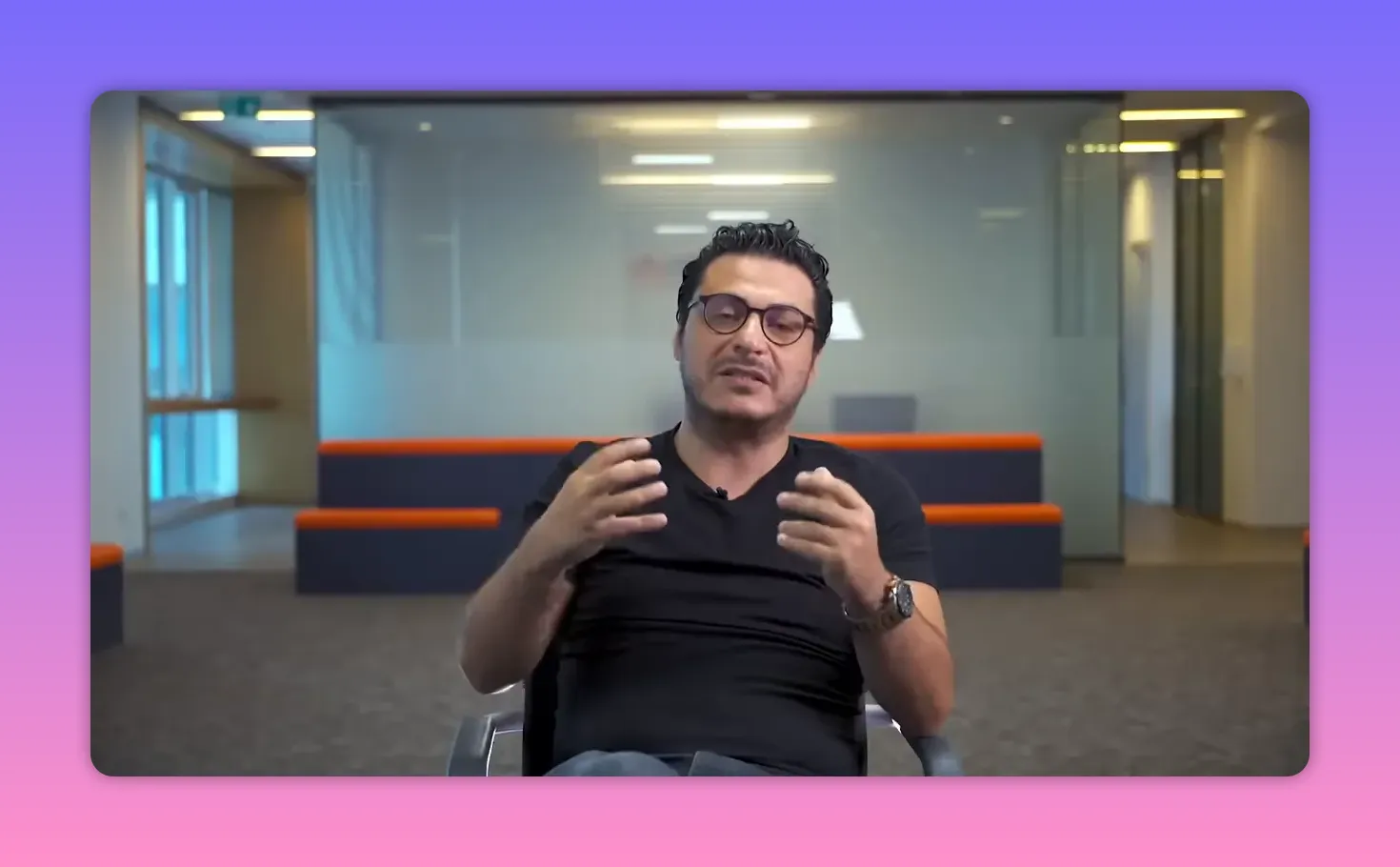 Gayrimenkul yatırım stratejisi anlatımı sırasında konuşmacının st&uuml;dyo g&ouml;r&uuml;nt&uuml;s&uuml;